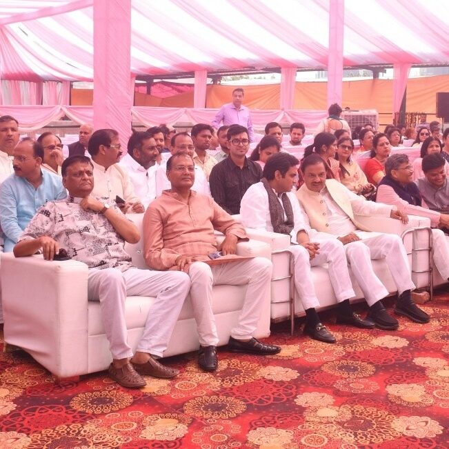 सेक्टर-94 नोएडा में मन की बात कार्यक्रम सुनते हुए