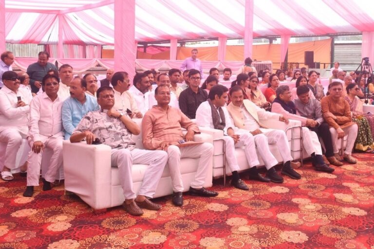 सेक्टर-94 नोएडा में मन की बात कार्यक्रम सुनते हुए