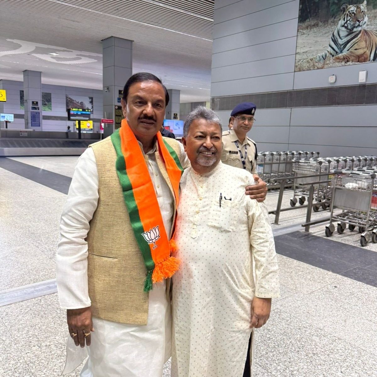 कोलकाता एयरपोर्ट पर उमा शंकर जी के साथ भेंट