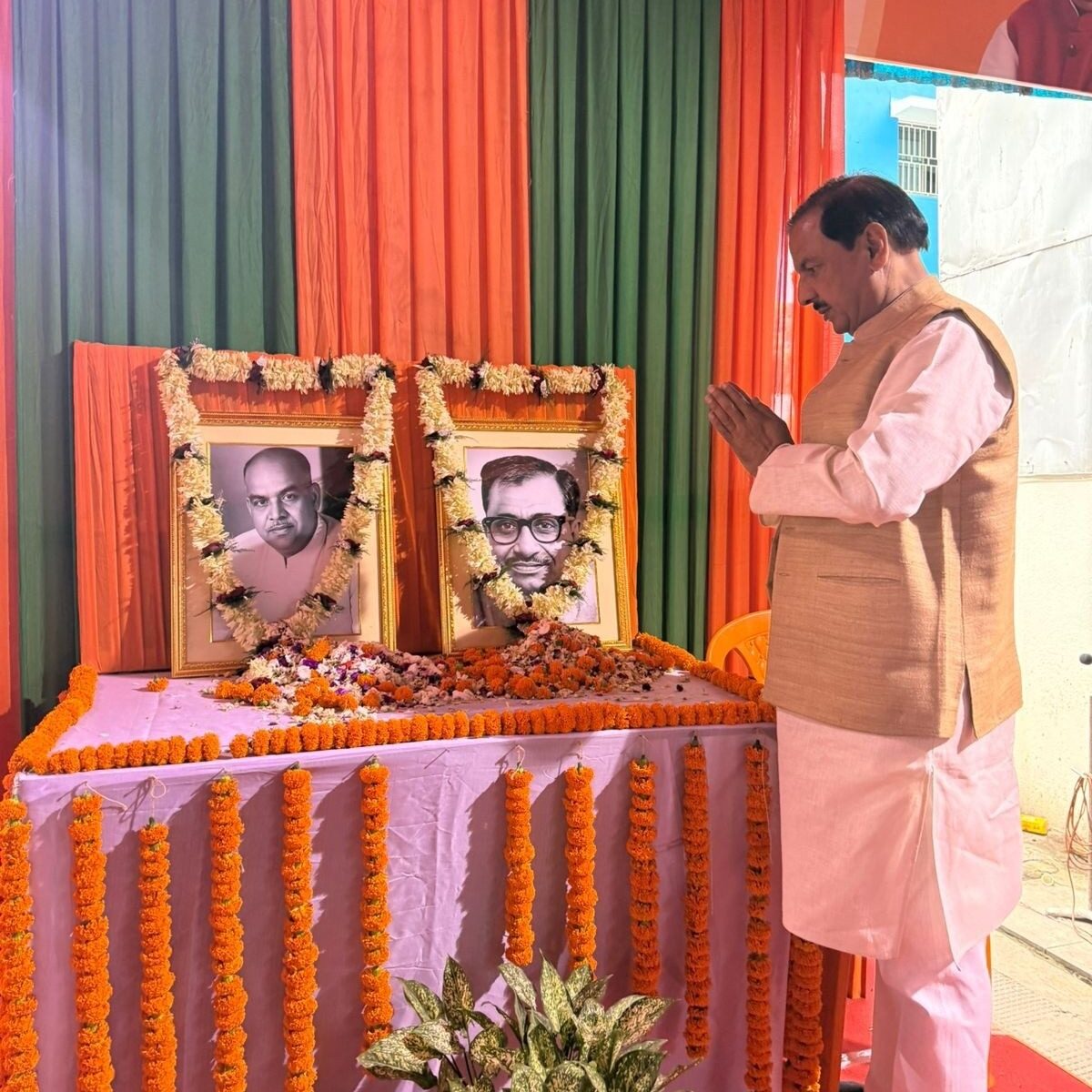 भाजपा स्थापना दिवस पर श्यामा प्रसाद मुखर्जी और दीनदयाल उपाध्याय को श्रद्धांजलि