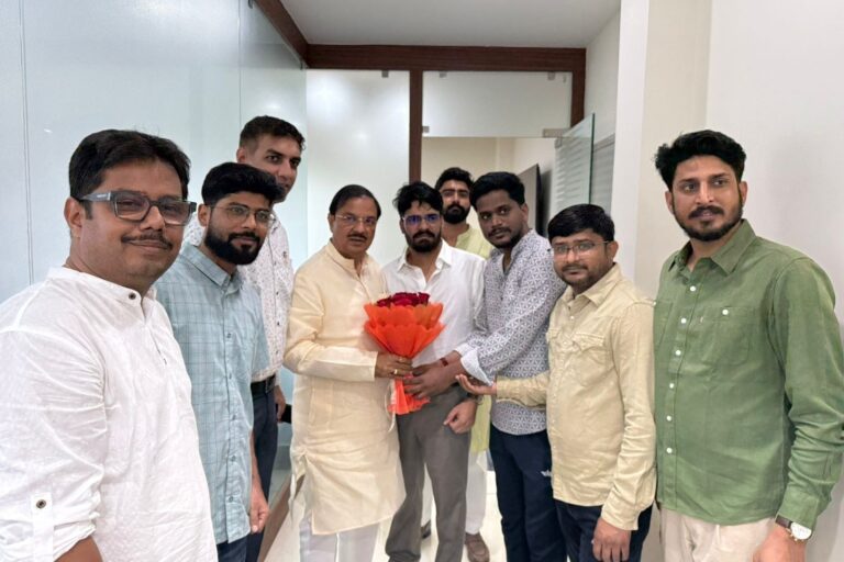 कोलकाता में भाजपा कार्यकर्ताओं से भेंट