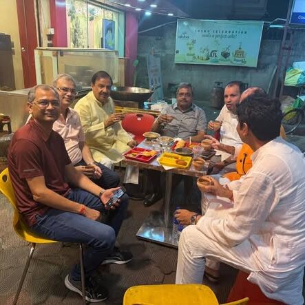 कोलकाता में चाय पर साथियों के साथ संवाद