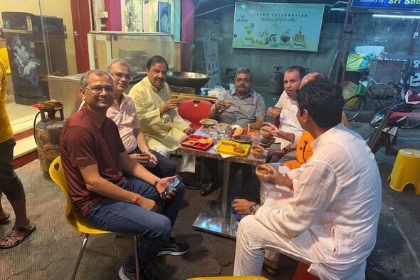 कोलकाता में चाय पर साथियों के साथ संवाद