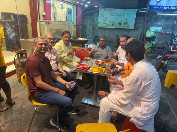 कोलकाता में चाय पर साथियों के साथ संवाद