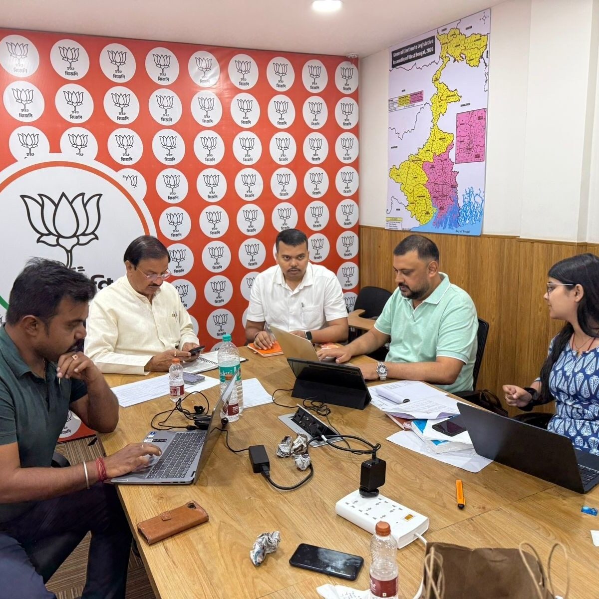 कोलकाता भाजपा मुख्यालय में चुनाव बैठक