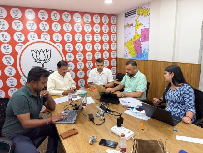 कोलकाता भाजपा मुख्यालय में चुनाव बैठक