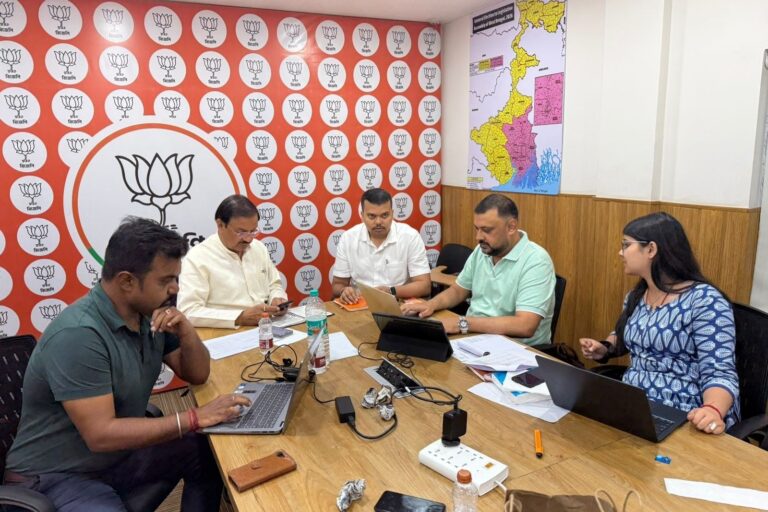 कोलकाता भाजपा मुख्यालय में चुनाव बैठक