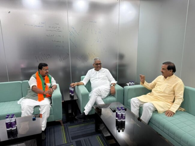 भाजपा नेताओं के साथ बंगाल चुनाव पर चर्चा