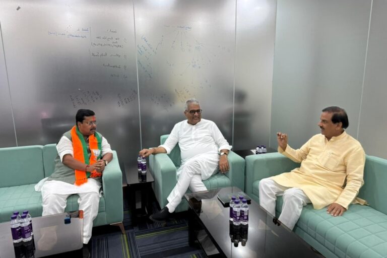 भाजपा नेताओं के साथ बंगाल चुनाव पर चर्चा