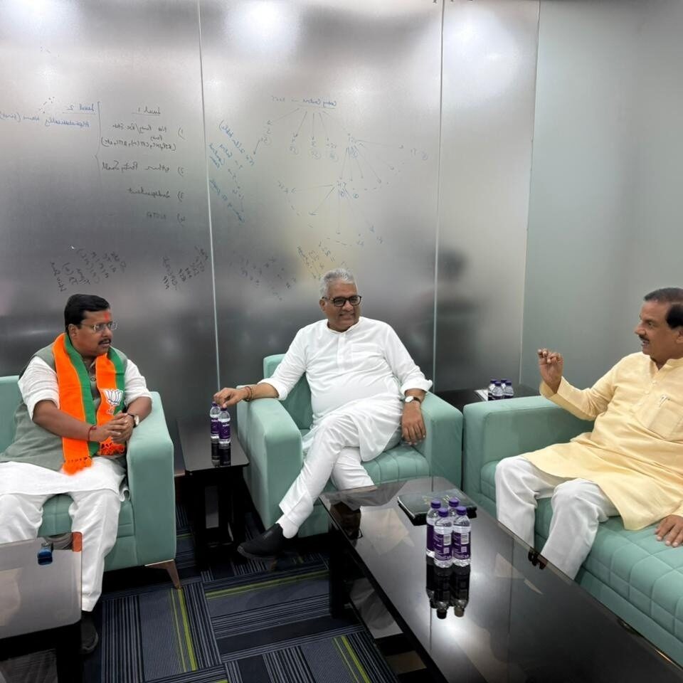 भाजपा नेताओं के साथ बंगाल चुनाव पर चर्चा