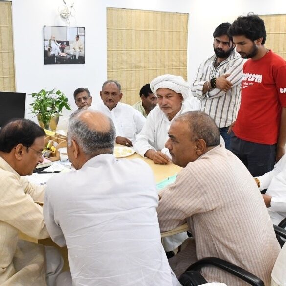 नोएडा में जनसुनवाई कार्यक्रम