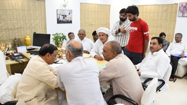 नोएडा में जनसुनवाई कार्यक्रम