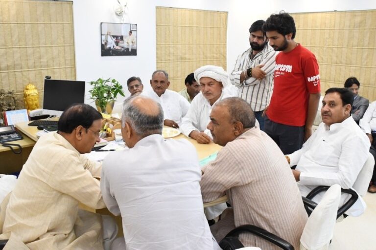 नोएडा में जनसुनवाई कार्यक्रम
