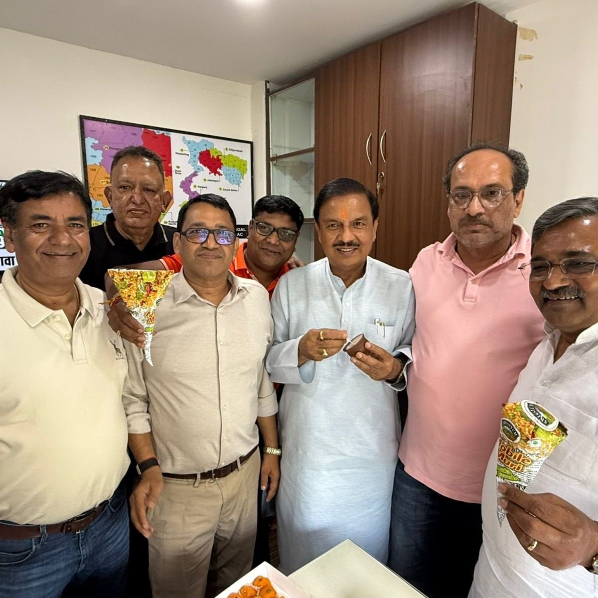 भाजपा मुख्यालय में जीत की खुशी