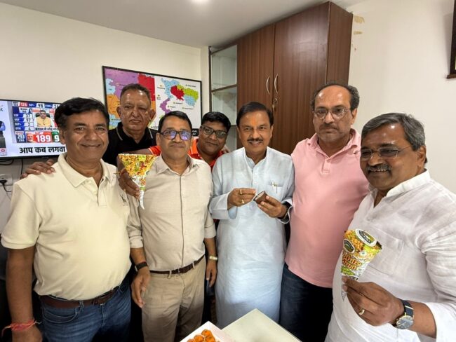 भाजपा मुख्यालय में जीत की खुशी