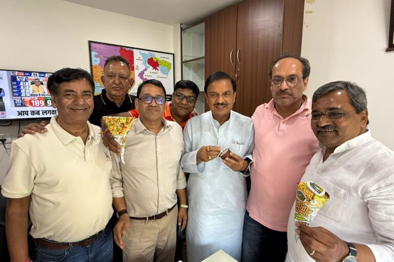 भाजपा मुख्यालय में जीत की खुशी
