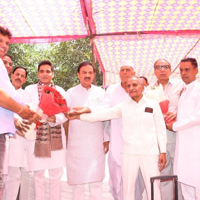 बरौला ग्राम नोएडा में विकास कार्यों का शिलान्यास