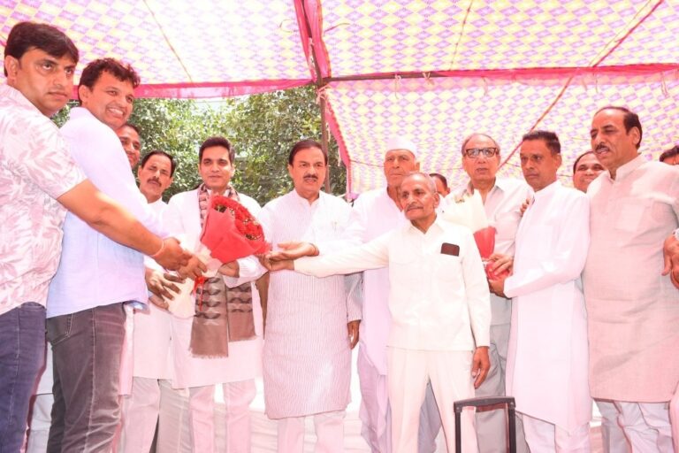 बरौला ग्राम नोएडा में विकास कार्यों का शिलान्यास