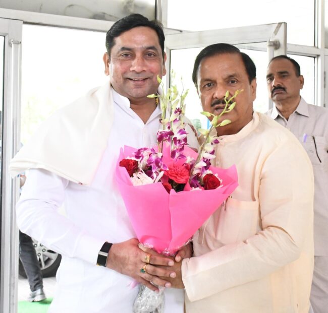 डॉ सोमेंद्र तोमर से ग्रेटर नोएडा में शिष्टाचार भेंट डॉ सोमेंद्र तोमर से ग्रेटर नोएडा में शिष्टाचार भेंट
