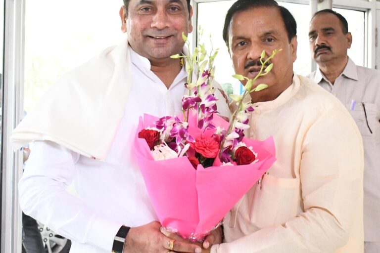 डॉ सोमेंद्र तोमर से ग्रेटर नोएडा में शिष्टाचार भेंट डॉ सोमेंद्र तोमर से ग्रेटर नोएडा में शिष्टाचार भेंट