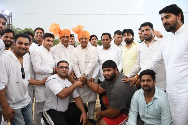 गिरधरपुर में अंतर्राष्ट्रीय कुश्ती दंगल कार्यक्रम