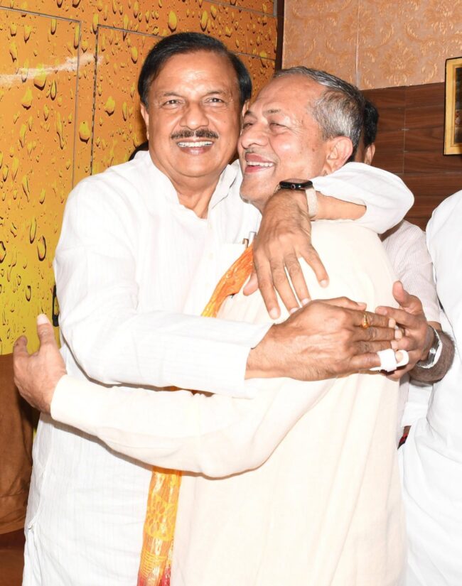 नवाब सिंह नागर जी को बधाई देते हुए नोएडा सेक्टर 33 आवास पर