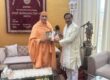 स्वामी अवधेशानंद गिरि जी महाराज से आशीर्वाद लेते हुए