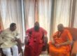 स्वामी कैलाशानन्द गिरि जी एवं संत रवीन्द्र पुरी जी से आशीर्वाद प्राप्त करते हुए