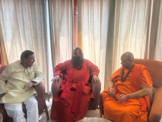 स्वामी कैलाशानन्द गिरि जी एवं संत रवीन्द्र पुरी जी से आशीर्वाद प्राप्त करते हुए