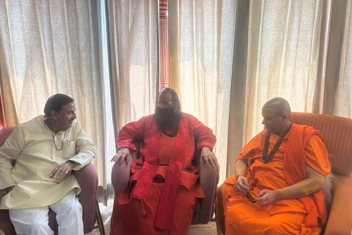 स्वामी कैलाशानन्द गिरि जी एवं संत रवीन्द्र पुरी जी से आशीर्वाद प्राप्त करते हुए