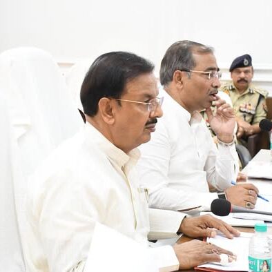 कलेक्ट्रेट सूरजपुर में समीक्षा बैठक में सहभागिता करते हुए कलेक्ट्रेट सूरजपुर में समीक्षा बैठक में सहभागिता करते हुए