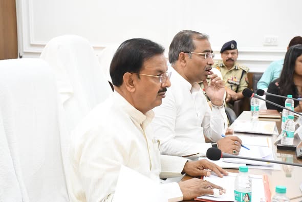 कलेक्ट्रेट सूरजपुर में समीक्षा बैठक में सहभागिता करते हुए कलेक्ट्रेट सूरजपुर में समीक्षा बैठक में सहभागिता करते हुए
