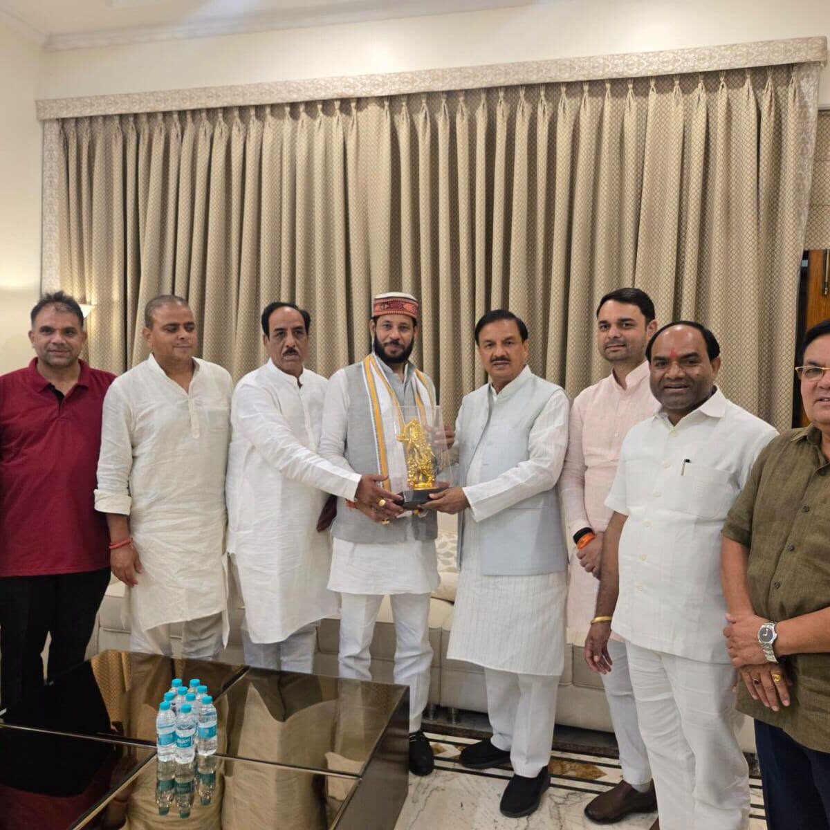 नोएडा आवास पर कैबिनेट मंत्री मनोज पांडेय जी से शिष्टाचार भेंट करते हुए नोएडा आवास पर कैबिनेट मंत्री मनोज पांडेय जी से शिष्टाचार भेंट करते हुए