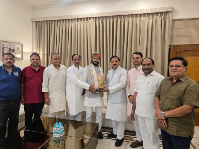 नोएडा आवास पर कैबिनेट मंत्री मनोज पांडेय जी से शिष्टाचार भेंट करते हुए नोएडा आवास पर कैबिनेट मंत्री मनोज पांडेय जी से शिष्टाचार भेंट करते हुए