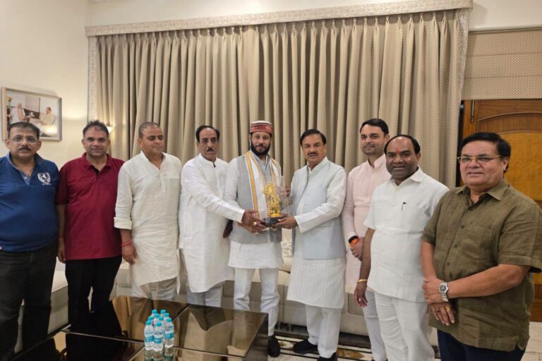 नोएडा आवास पर कैबिनेट मंत्री मनोज पांडेय जी से शिष्टाचार भेंट करते हुए