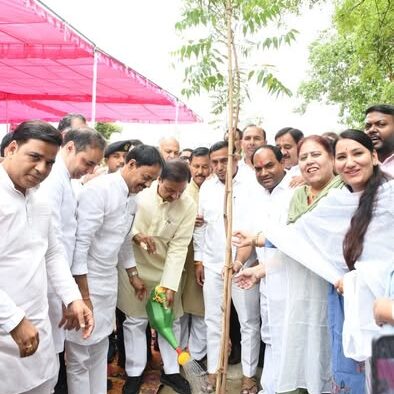 सेक्टर 35 नोएडा में “एक पेड़ माँ के नाम” अभियान के अंतर्गत वृक्षारोपण करते हुए