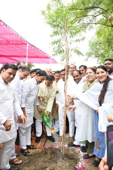 सेक्टर 35 नोएडा में “एक पेड़ माँ के नाम” अभियान के अंतर्गत वृक्षारोपण करते हुए सेक्टर 35 नोएडा में “एक पेड़ माँ के नाम” अभियान के अंतर्गत वृक्षारोपण करते हुए