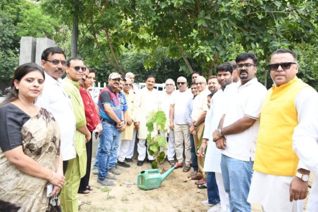 दुर्गा पूजा ग्राउंड सेक्टर 137 नोएडा में “एक पेड़ माँ के नाम” अभियान के तहत वृक्षारोपण करते हुए दुर्गा पूजा ग्राउंड सेक्टर 137 नोएडा में “एक पेड़ माँ के नाम” अभियान के तहत वृक्षारोपण करते हुए
