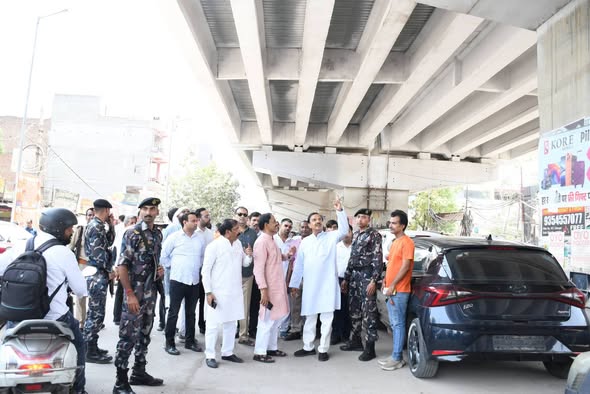 भंगेल फ्लाईओवर का निरीक्षण करते हुए जनप्रतिनिधि भंगेल फ्लाईओवर का निरीक्षण करते हुए जनप्रतिनिधि