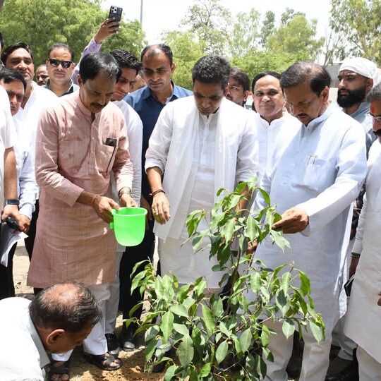 सलारपुर में जनप्रतिनिधियों के साथ वृक्षारोपण करते हुए सलारपुर में जनप्रतिनिधियों के साथ वृक्षारोपण करते हुए