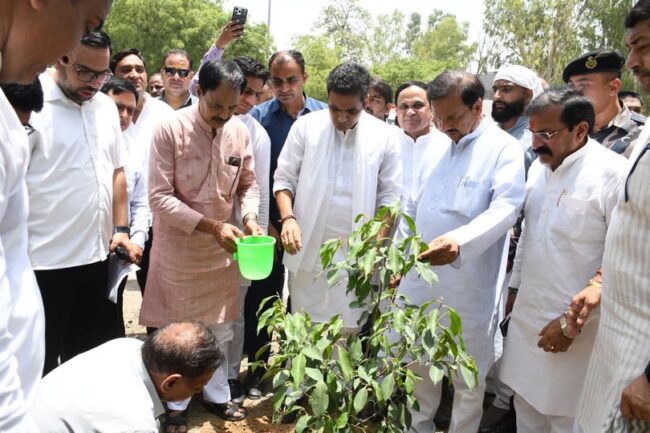 सलारपुर में जनप्रतिनिधियों के साथ वृक्षारोपण करते हुए सलारपुर में जनप्रतिनिधियों के साथ वृक्षारोपण करते हुए