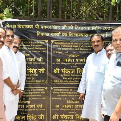सलारपुर में गली और नाली निर्माण कार्यों का शिलान्यास करते हुए सलारपुर में गली और नाली निर्माण कार्यों का शिलान्यास करते हुए