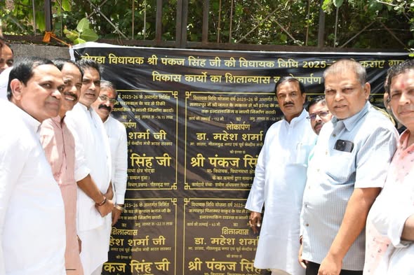सलारपुर में गली और नाली निर्माण कार्यों का शिलान्यास करते हुए सलारपुर में गली और नाली निर्माण कार्यों का शिलान्यास करते हुए