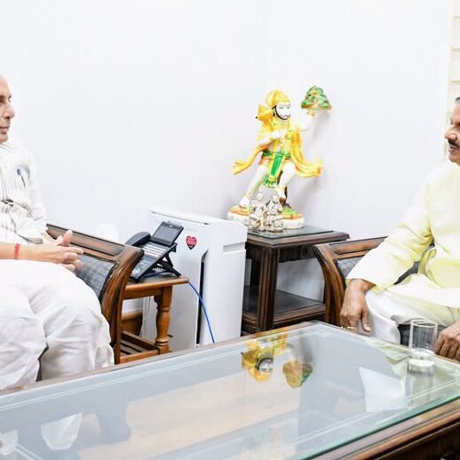 नई दिल्ली में रक्षामंत्री राजनाथ सिंह जी से भेंट करते हुए नई दिल्ली में रक्षामंत्री राजनाथ सिंह जी से भेंट करते हुए