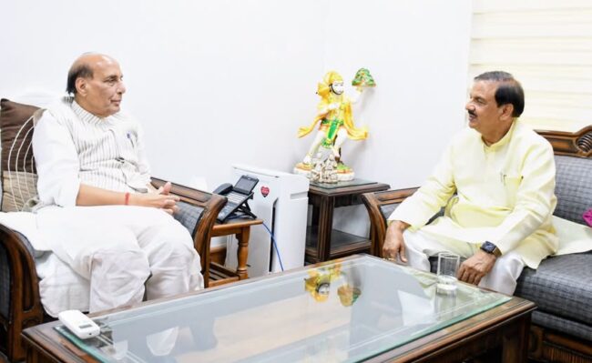 नई दिल्ली में रक्षामंत्री राजनाथ सिंह जी से भेंट करते हुए नई दिल्ली में रक्षामंत्री राजनाथ सिंह जी से भेंट करते हुए