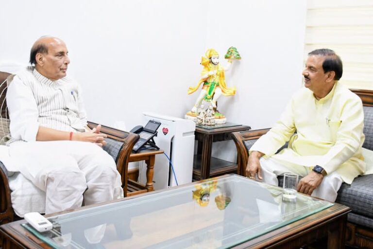 नई दिल्ली में रक्षामंत्री राजनाथ सिंह जी से भेंट करते हुए नई दिल्ली में रक्षामंत्री राजनाथ सिंह जी से भेंट करते हुए