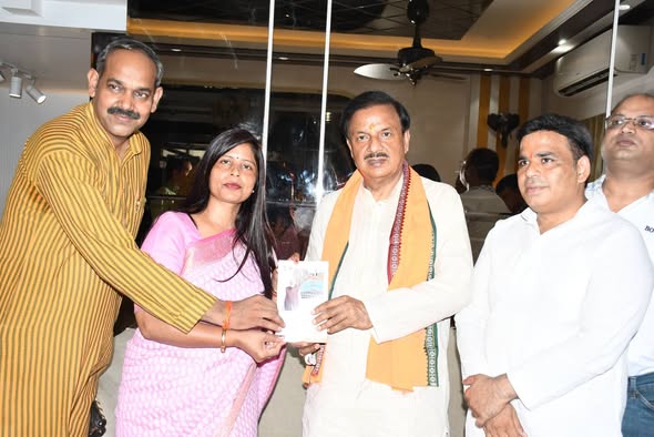एल्डेको आमंत्रण सेक्टर-119 में प्रबुद्धजनों से जनसंपर्क करते हुए एल्डेको आमंत्रण सेक्टर-119 में प्रबुद्धजनों से जनसंपर्क करते हुए