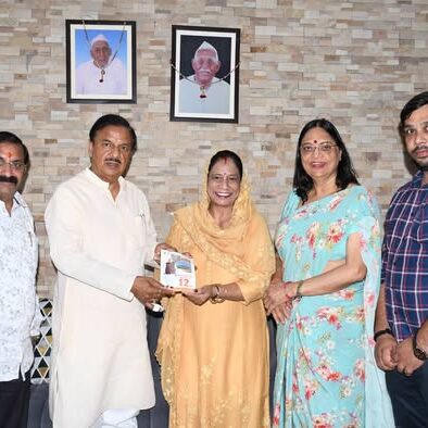 नोएडा में वरिष्ठ समाजसेवी कमला देवी जी से शिष्टाचार भेंट करते हुए नोएडा में वरिष्ठ समाजसेवी कमला देवी जी से शिष्टाचार भेंट करते हुए
