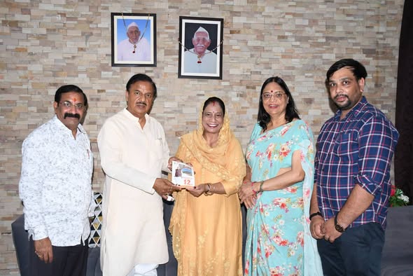 नोएडा में वरिष्ठ समाजसेवी कमला देवी जी से शिष्टाचार भेंट करते हुए नोएडा में वरिष्ठ समाजसेवी कमला देवी जी से शिष्टाचार भेंट करते हुए