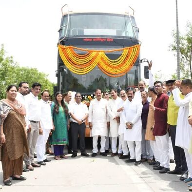 नोएडा हाट सेक्टर 33A में इलेक्ट्रिक बसों के लोकार्पण कार्यक्रम में उपस्थित नोएडा हाट सेक्टर 33A में इलेक्ट्रिक बसों के लोकार्पण कार्यक्रम में उपस्थित